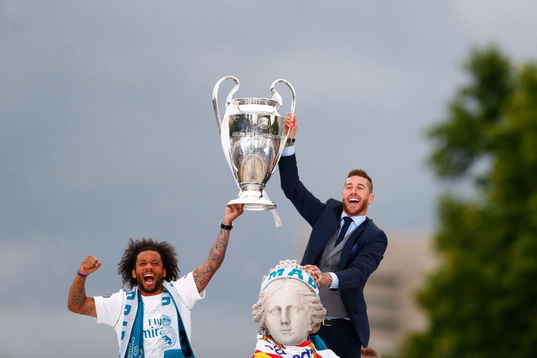 Ramos y Marcelo celebran la decimotercera Champions en la fuente de Cibeles