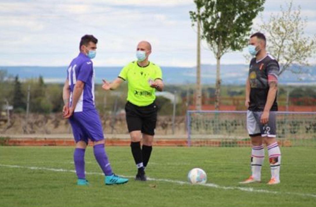 Imagen del inicio del duelo entre el Rayo Cenobina y el Atlético Peñafiel.