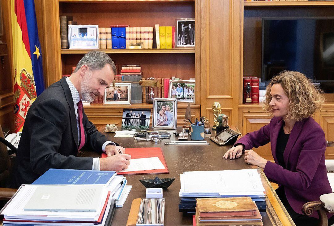 El rey Felipe VI y la presidenta del Congreso de los Diputados Meritxell Batet, durante la firma esta tarde del real decreto con el nombramiento de Pedro Sánchez como jefe del Ejecutivo, una vez que la presidenta del Congreso le ha comunicado formalmente su investidura al lograr la mayoría requerida en el Congreso.