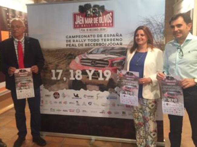 Organizadores del Rally TT 'Mar de Olivos' junto al diputado de Cultura y Deportes, Juan Ángel Pérez.