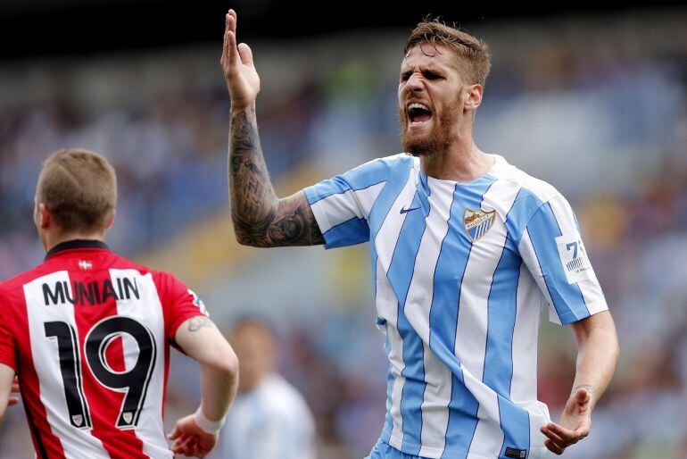 Albentosa reclama una decisión arbitral en el partido ante el Athletic