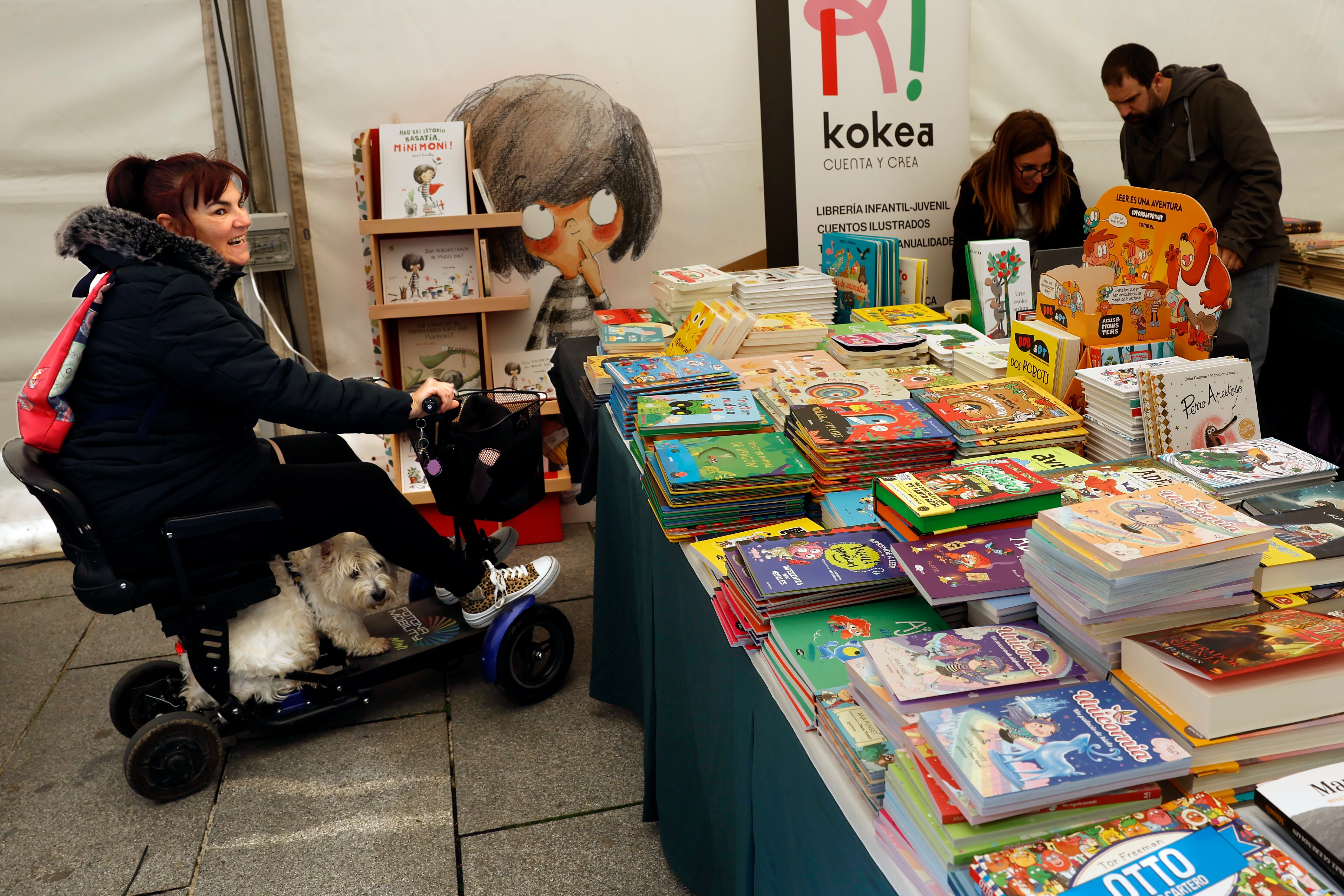 PAMPLONA, 23/04/2025.-  Un año más, para celebrar el Día Internacional del Libro, las librerías de Pamplona acercan la lectura a la ciudadanía a través de puestos en la avenida Carlos III de la capital navarra. EFE/ Jesús Diges
