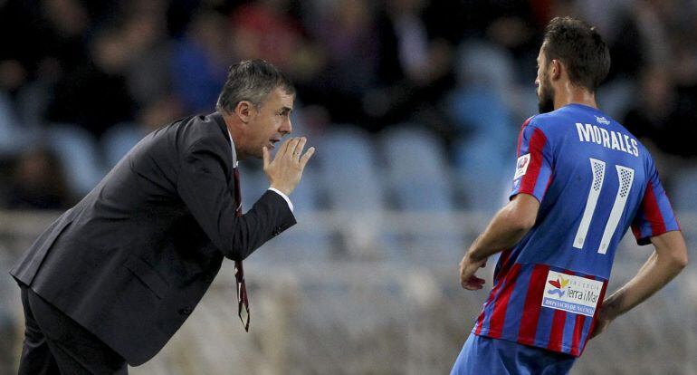 GRA584. San Sebastián (Guipúzcoa), 01/05/2015.- El técnico del Levante, Lucas Alcaraz (i), da instrucciones a su jugador, el delantero José Luis Morales, durante el encuentro correspondiente a la jornada 35 de primera división, que han disputado esta noche frente a la Real Sociedad en el estadio Anoeta de San Sebastián. EFE/Juan Herrero.