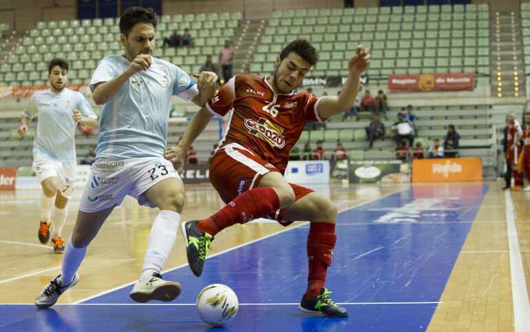 Quintela (izda.) lideró la victoria del Futsal en Murcia