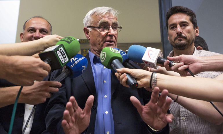 GRA341. VALENCIA, 17/06/2015.- El alcalde Valencia, Joan Ribó (c), y los portavoces del PSPV, Joan Calabuig (i), y Valéncia en Comú, Jordi Peris, durante la comparecencia ante los medios en la que han avanzado que el Gobierno municipal estará compuesto por cinco ediles de Compromís, tres socialistas y dos de Valencia en Comú. EFE/Manuel Bruque