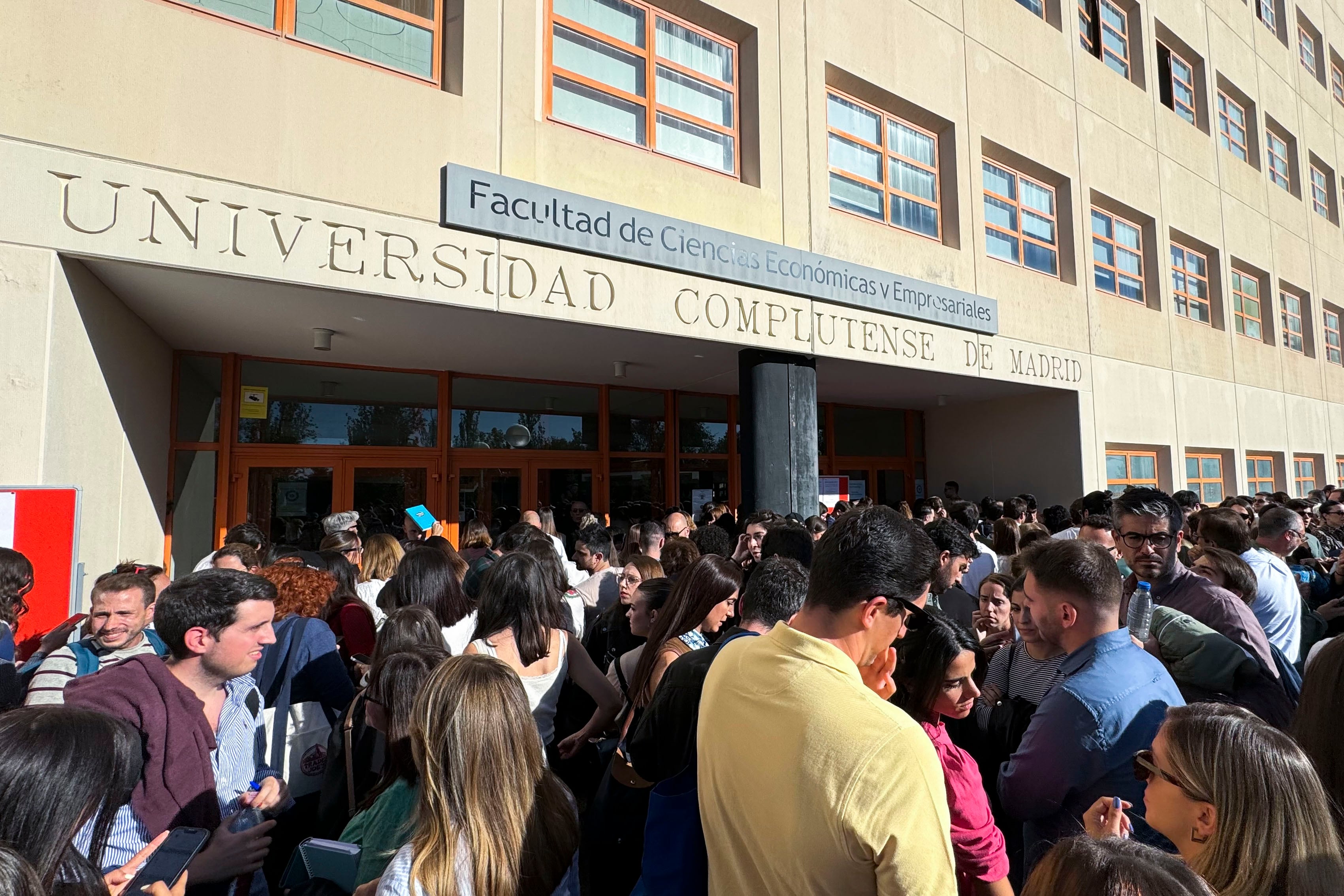 Centenares de aspirantes a personal fijo de RTVE en el exterior de la Facultad de Ciencias Económicas de la Universidad Complutense de Madrid después de que se decidiera que se aplazaban las oposiciones por la filtración del examen