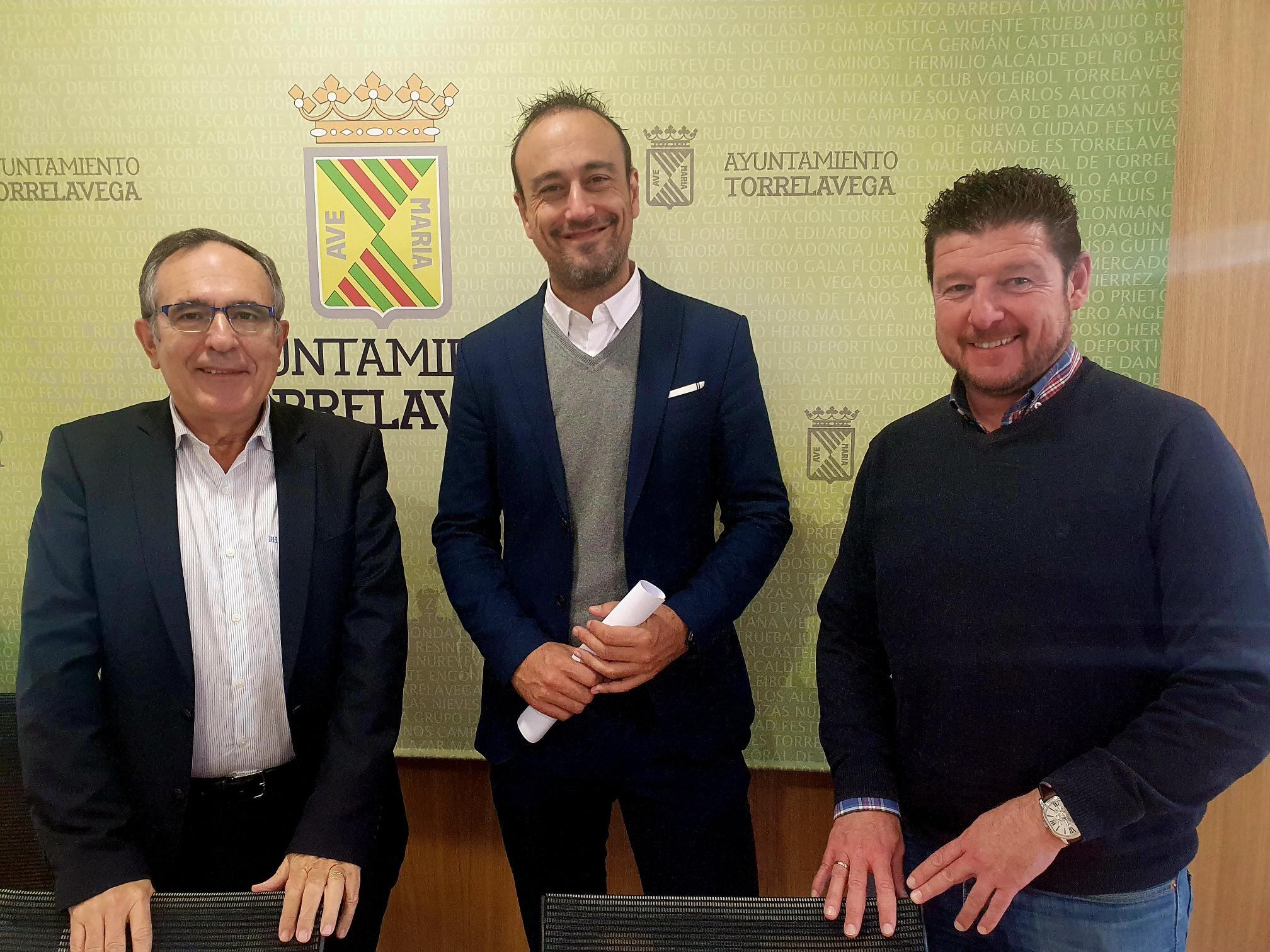 José Manuel Cruz Viadero, Javier López Estrada y Jesús Sánchez en el acto de presentación del alumbrado navideño de Torrelavega