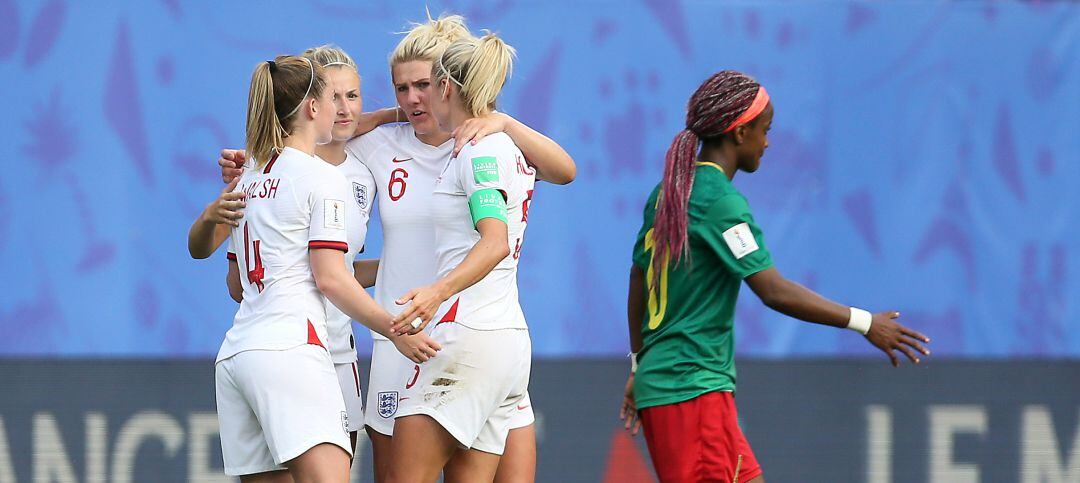 Inglaterra celebra un gol ante la desesperación de una futbolista camerunesa