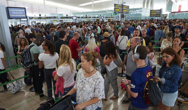 Colas en el Aeropuerto de El Prat por la huelga de trabajadores de Eulen.