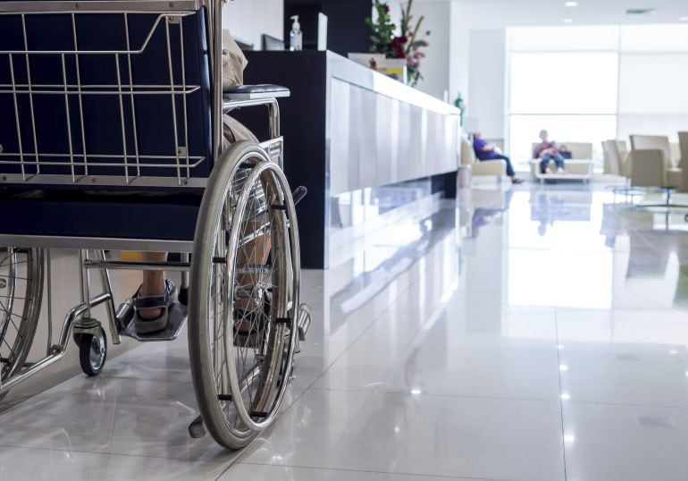 Imagen de una silla de ruedas en una residencia de ancianos