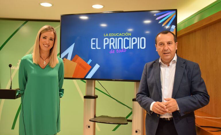 Patricia Alba, delegada de Educación en Málaga, junto a Ruíz Espejo, delegado del Gobierno andaluz en la provincia
