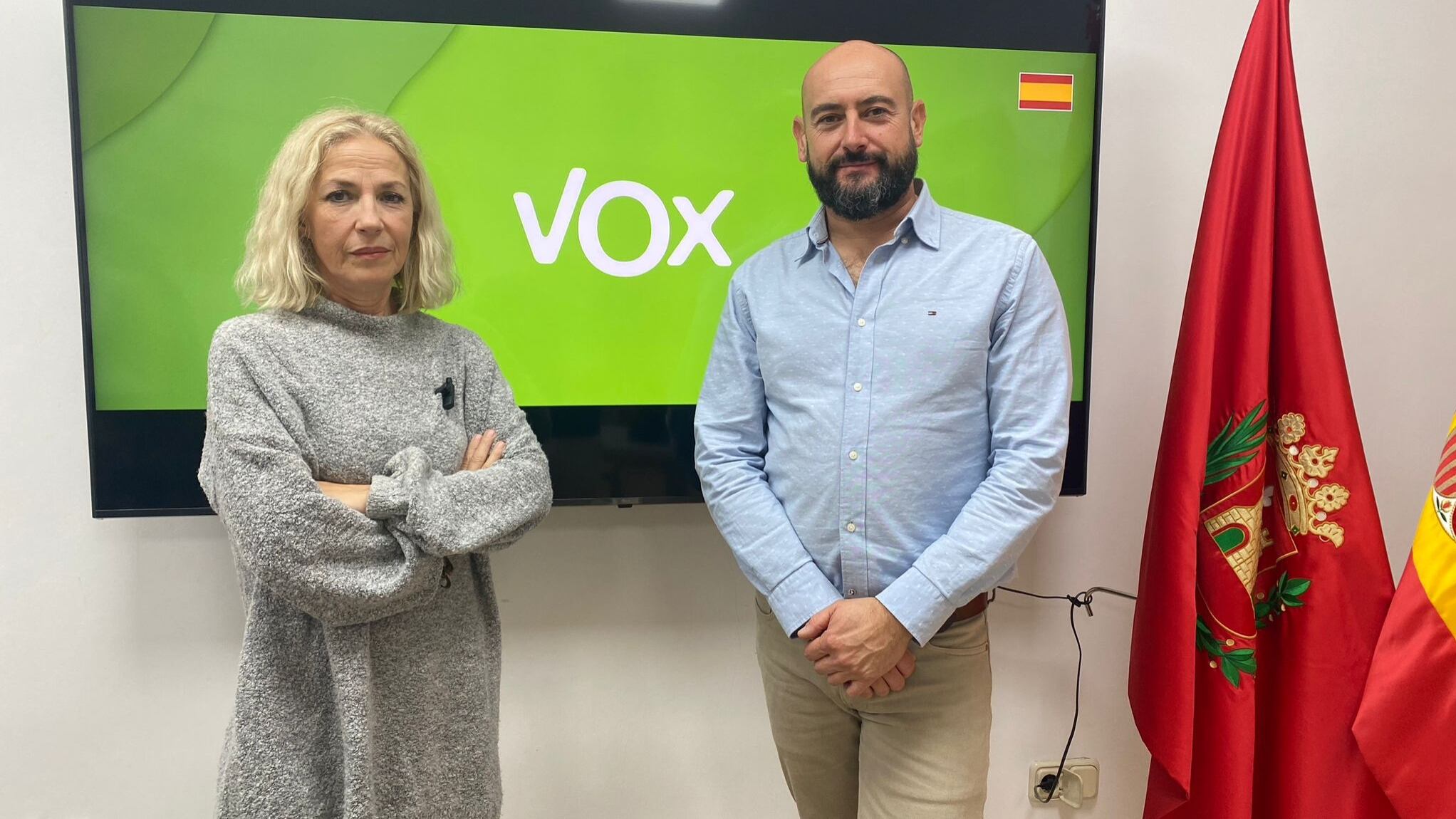 Paqui Vicente, portavoz de Vox Elda junto a Jesús Muñoz, concejal del partido