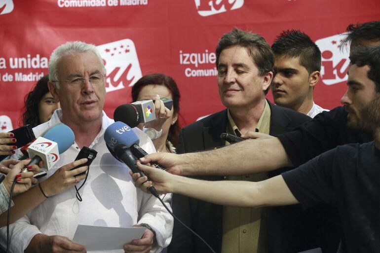 GRA075. MADRID, 11/05/2015.- El candidato de IU a la Comunidad de Madrid, Luis García Montero (d), junto al coordinador general de la formación, Cayo Lara (i), durante un encuentro con los medios de comunicación en el que ha explicado los compromisos de s