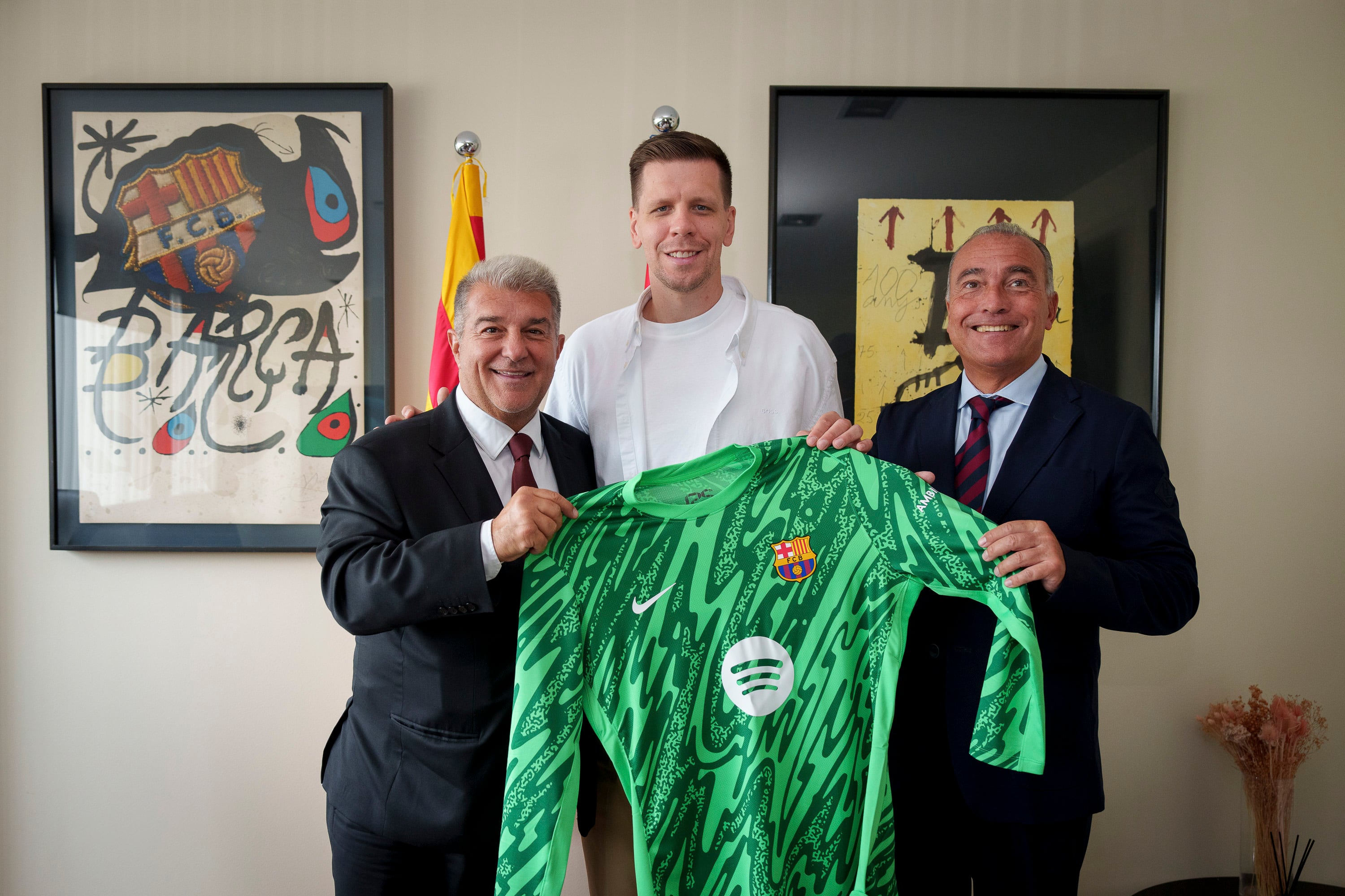 Wojciech Szczesny posa con el presidente del FC Barcelona, Joan Laporta y el vicepresidente primero Rafael Yuste