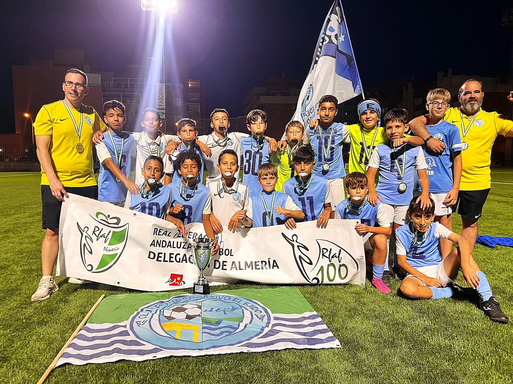 Rubén con su equipo alevín festejando el campeonato.