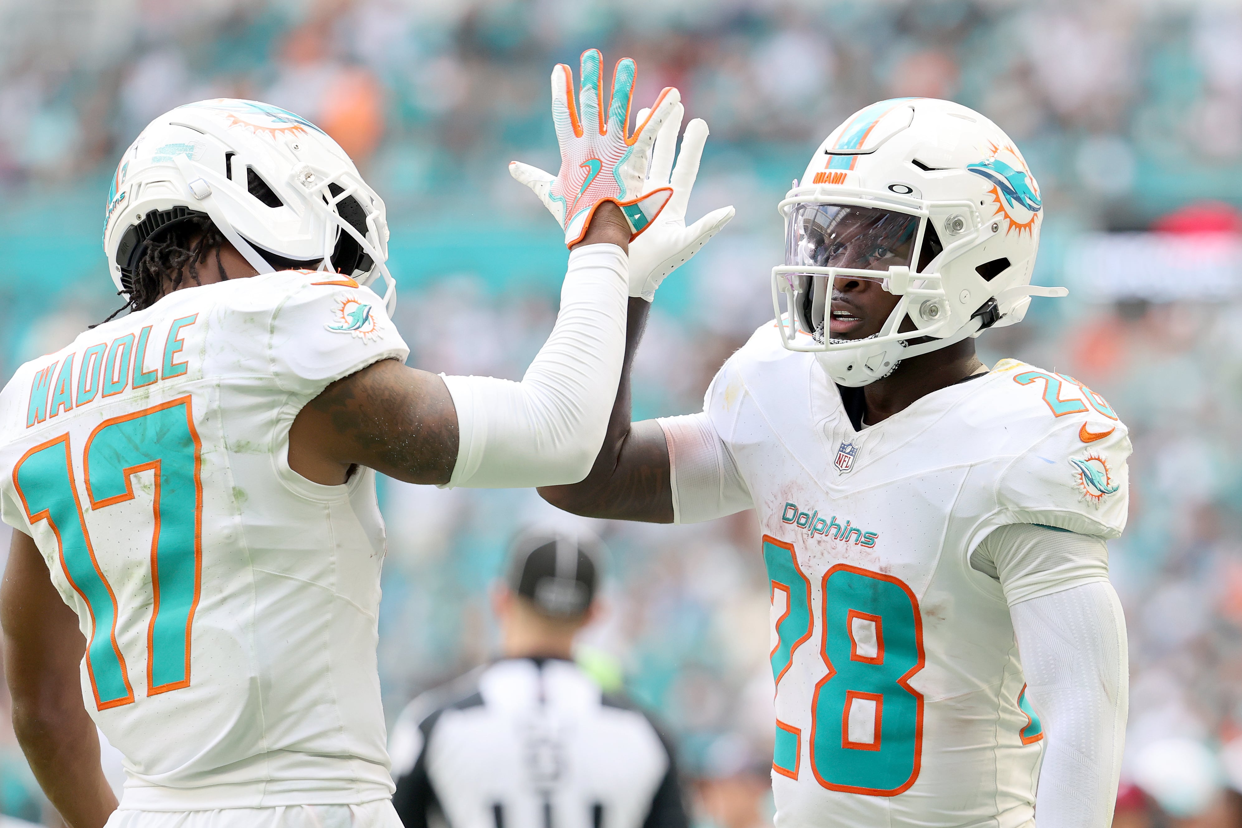 Jaylen Waddle y De'Von Achane de los Miami Dolphins durante un encuentro de NFL