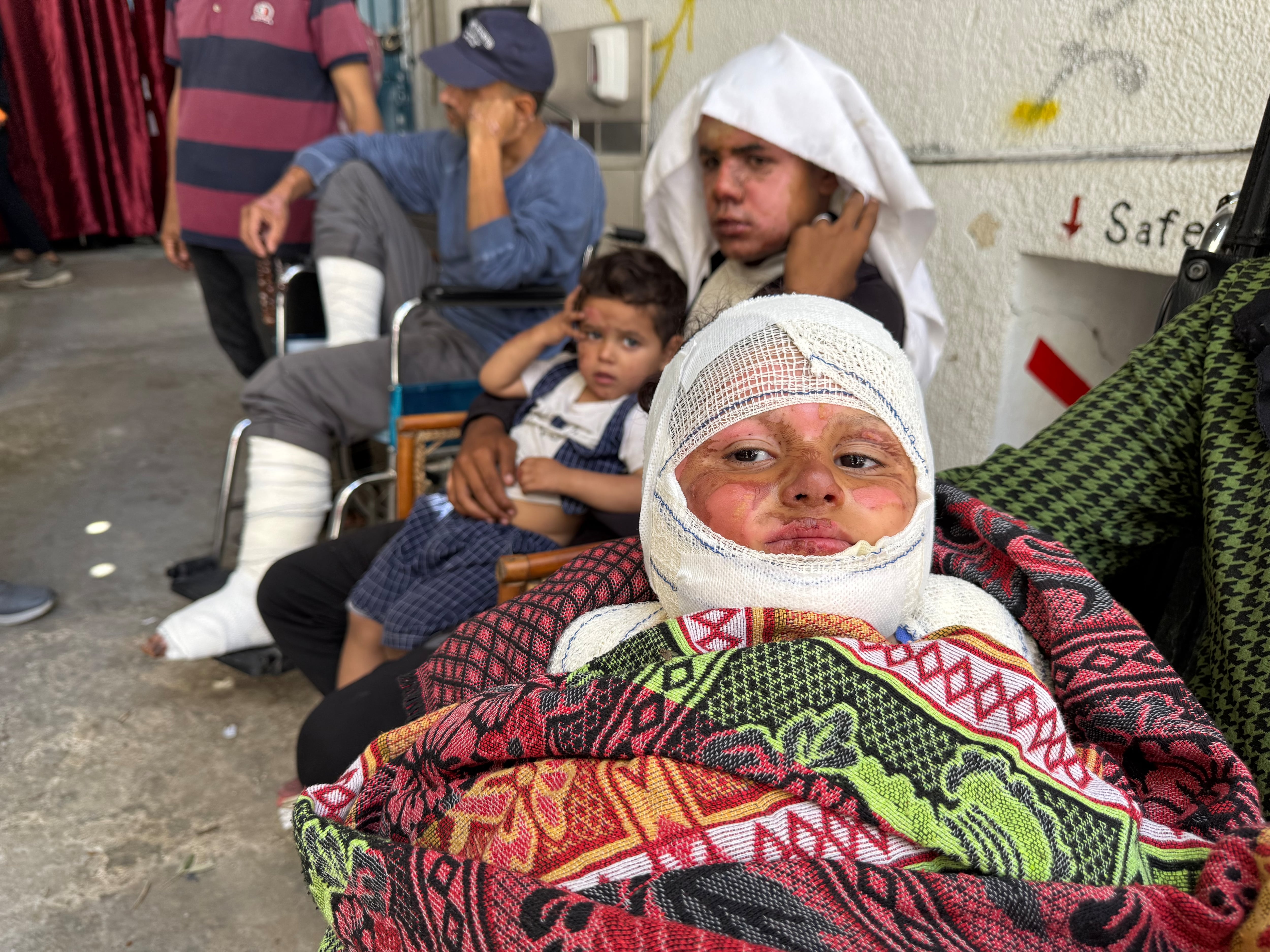 Gazatíes heridos esperan a ser atendidos