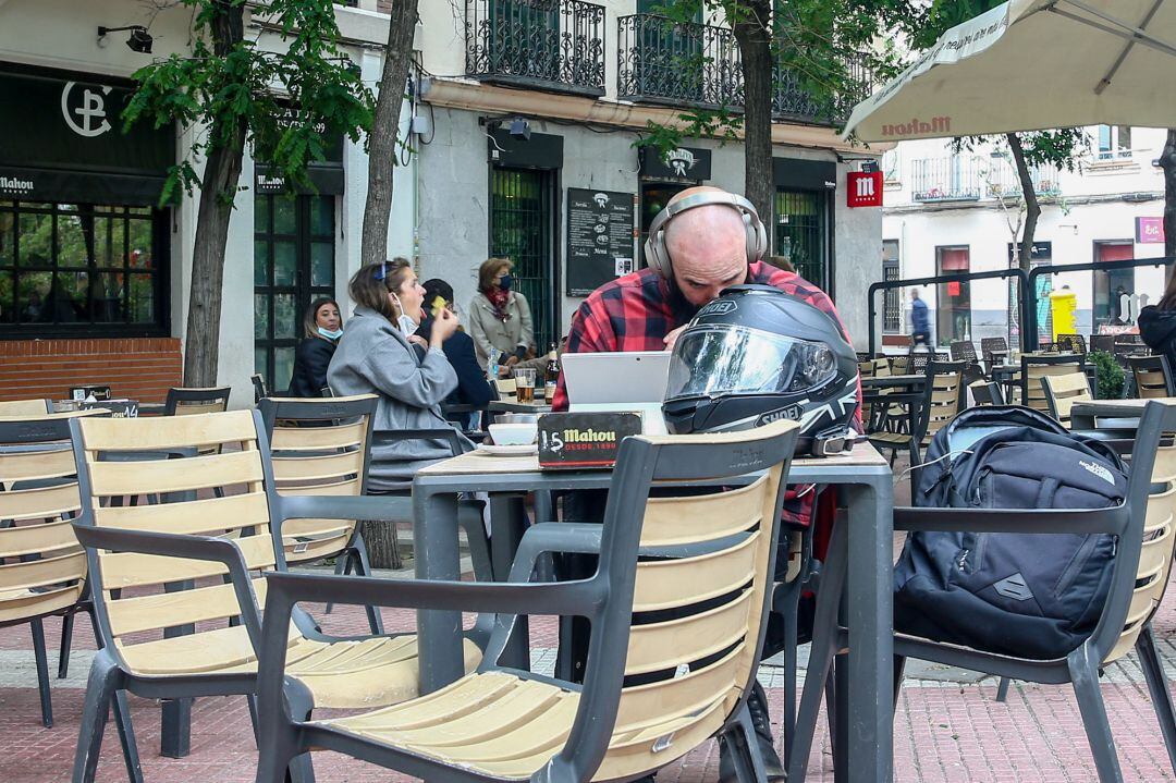 Varias personas en la terraza de una cafetería
