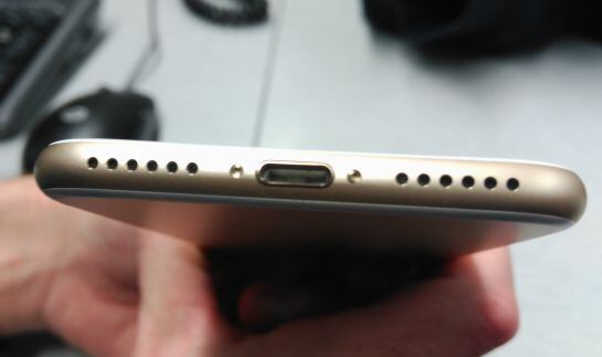  El micrófono principal, junto al altavoz inferior.