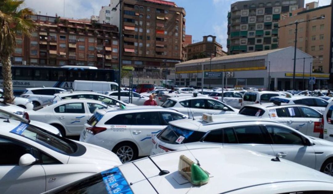 Taxistas de Alicante realizan una concentración en Renfe