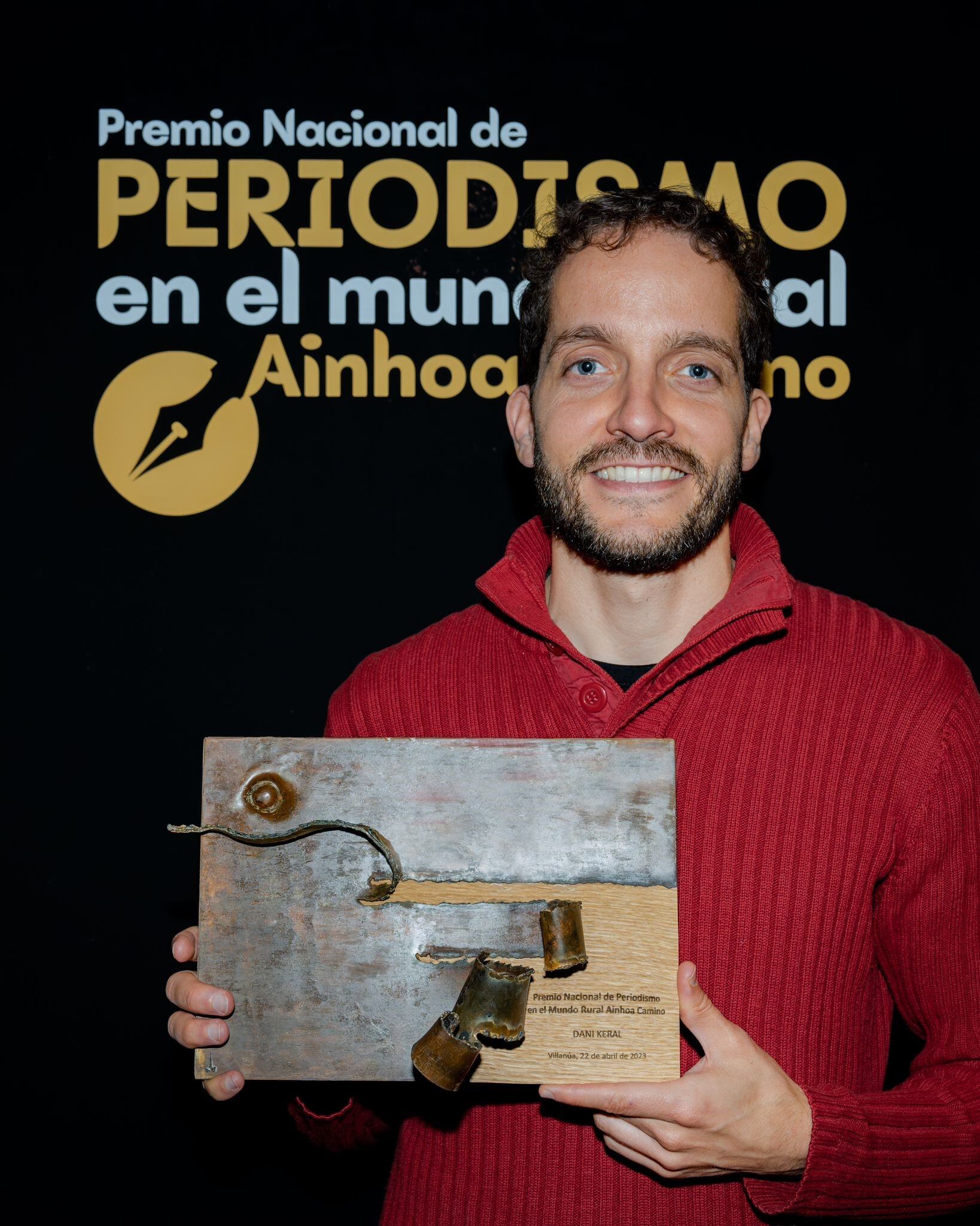 Dani Keral recogiendo el premio