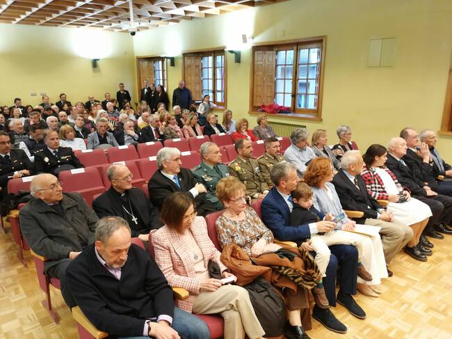 El Salón de Ciento se quedó pequeño para acoger a los amigos de Belén Luque y David Simon