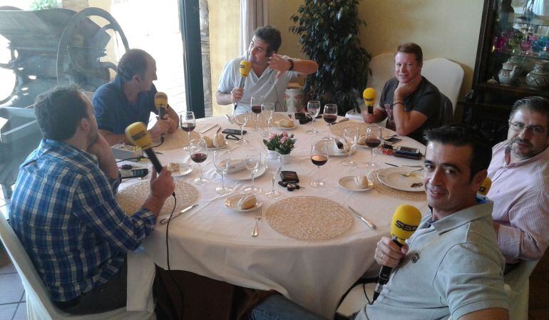 De izquierda a derecha en la mesa de Robles Aljarafe, Fede Quintero, Santi Ortega, Florencio Ordóñez, José Antonio Espina, Fran Ronquillo y Mnaolo Aguilar