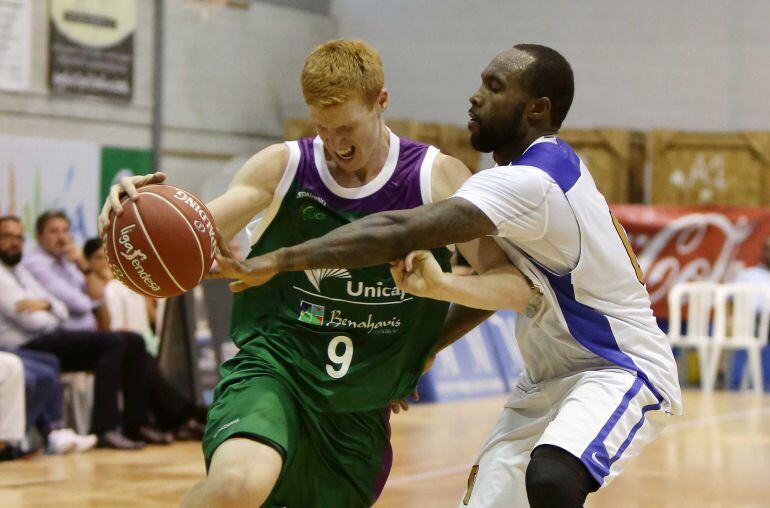 Alberto Díaz defendido por Rice en el amistoso del Unicaja contra el Khimki