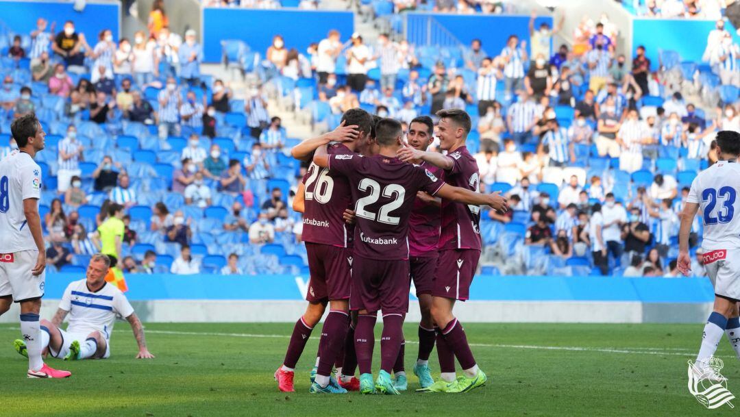 Los jugadores de la Real Sociedad celebran el 2-1 con las gradas de Anoeta con público detrás