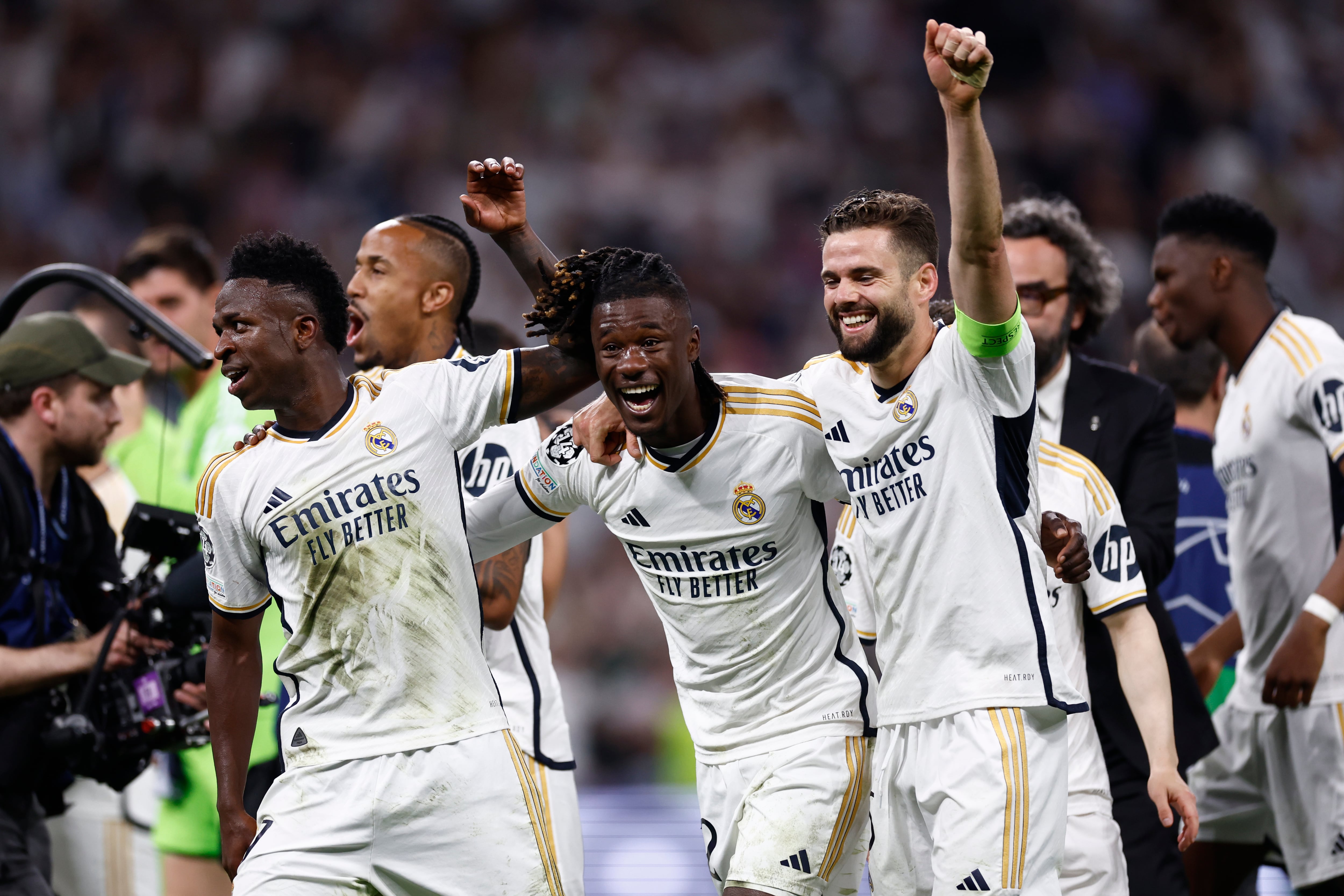 Nacho Fernández y Eduardo Camavinga se abrazan durante una celebración con el Real Madrid