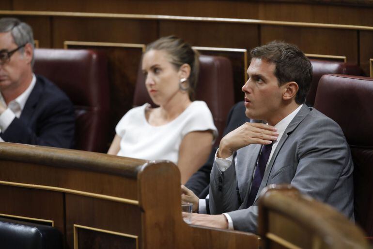 GRA512. MADRID, 02092016.El presidente de Ciudadanos, Albert Rivera, y la diputada Melisa Rodríguez durante la tercera sesión del debate de investidura, hoy en el Congreso de los Diputados. EFEJuanJo Martín