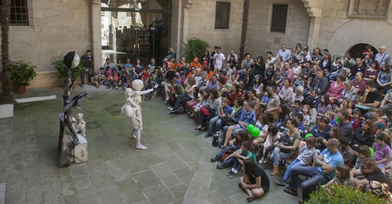 Un dels espectacles de la Fira de Titelles 2015, al pati de l'IEI.