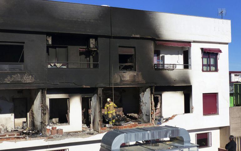 Los bomberos trabajan en el lugar del siniestro