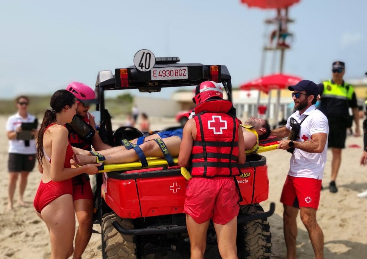 Personal de Cruz Roja ofrece asistencia en las playas de la Comunitat Valenciana.