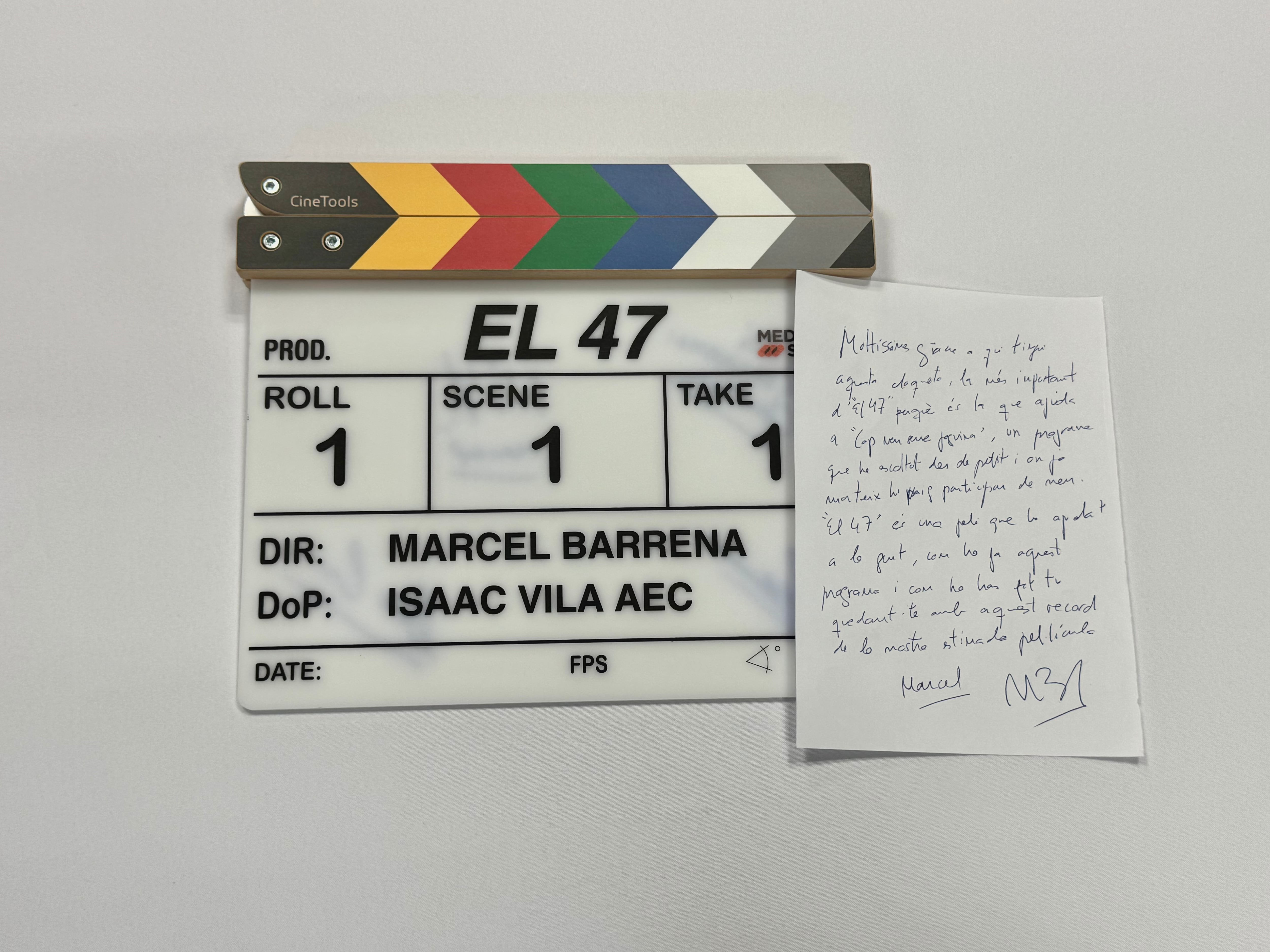 Claqueta signada pels actors de la pel·lícula i dedicada pel director de la pel·lícula, Marcel Barrena