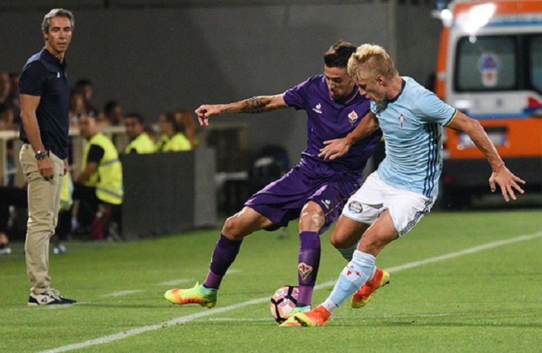 El jugador del Celta Daniel Wass disputa un balón en la banda ante la atenta mirada del entrenador de la Fiorentina Paulo Sousa.