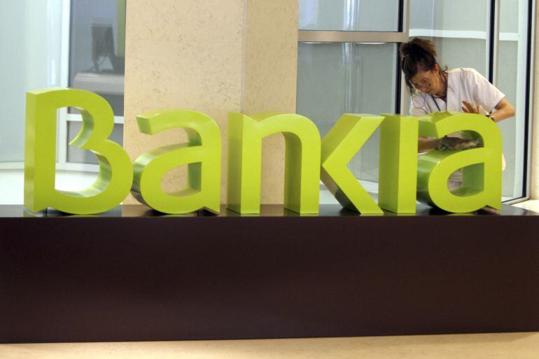 Una trabajadora en unas de las oficinas de Bankia. 