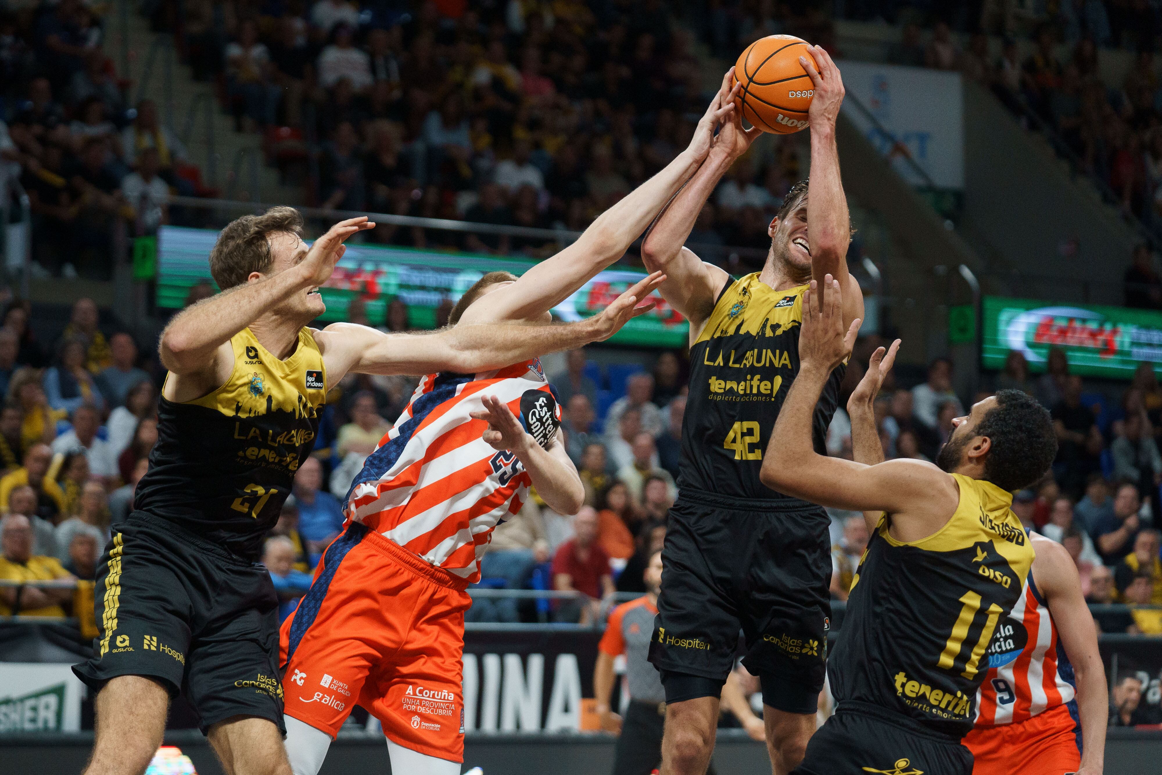 LA LAGUNA (TENERIFE), 26/04/2025.- El ala-pívot canadiense del La Laguna Tenerife, Aaron Doornekamp (2d) atrapa un rebote ante el pívot letón del Leyma Coruña, Karlis Silins (2i) durante el partido de la Liga Endesa de baloncesto que se disputa este sábado en el pabellón Santiago Martín de La Laguna (Tenerife). EFE/Ramón de la Rocha