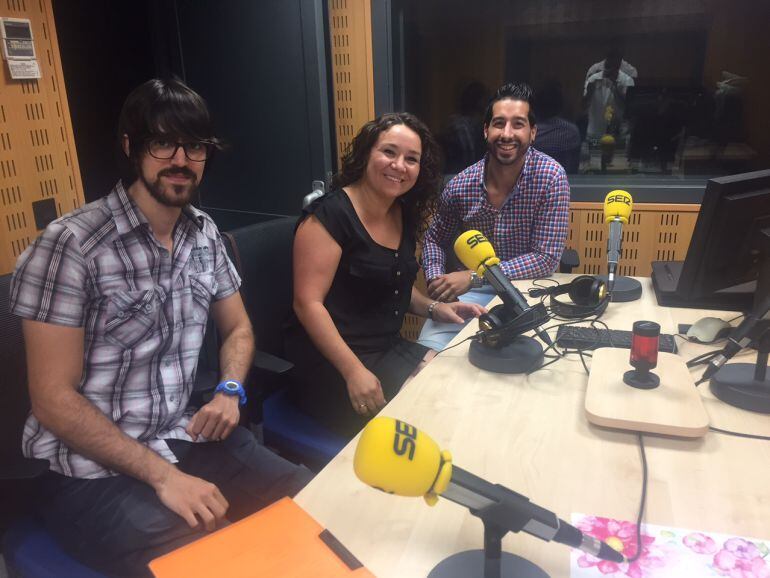 José Manuel Rodriguez, integrante. Raquel Molinos, responsable de la lanzadera y Gustavo Raedo, concejal de Educación del Ayuntamiento de Villamuriel.