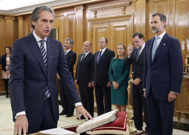 El ministro de Fomento, Íñigo de la Serna Hernáiz, jura su cargo ante el Rey en una ceremonia celebrada hoy en el Palacio de la Zarzuela en la que los trece ministros del Gobierno han jurado o prometido sus cargos.