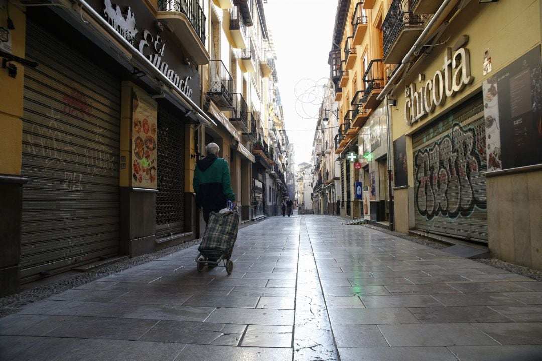 Una calle de Granada con todos los negocios cerrados