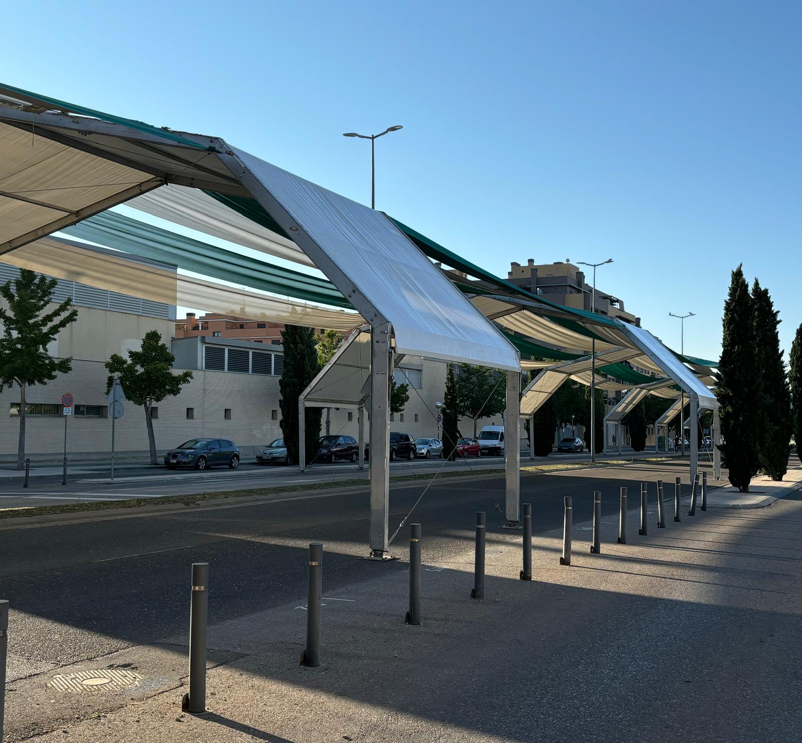 El entoldado de la Avenida Monegros ya está montado