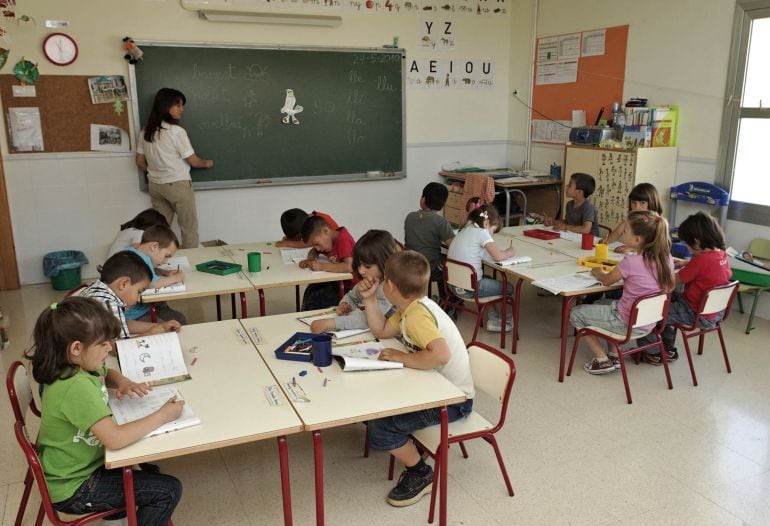 Un grupo de alumnos en una clase de infantil.