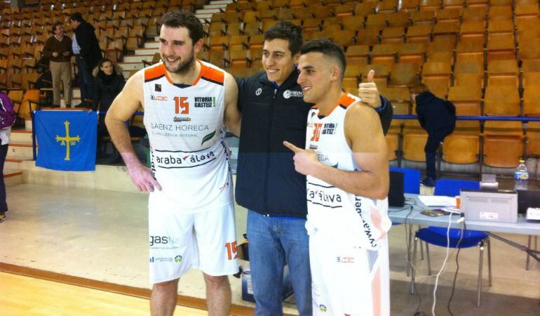 Martín Buesa y Dani Lorenzo con Fabio Santana, jugador del Oviedo.