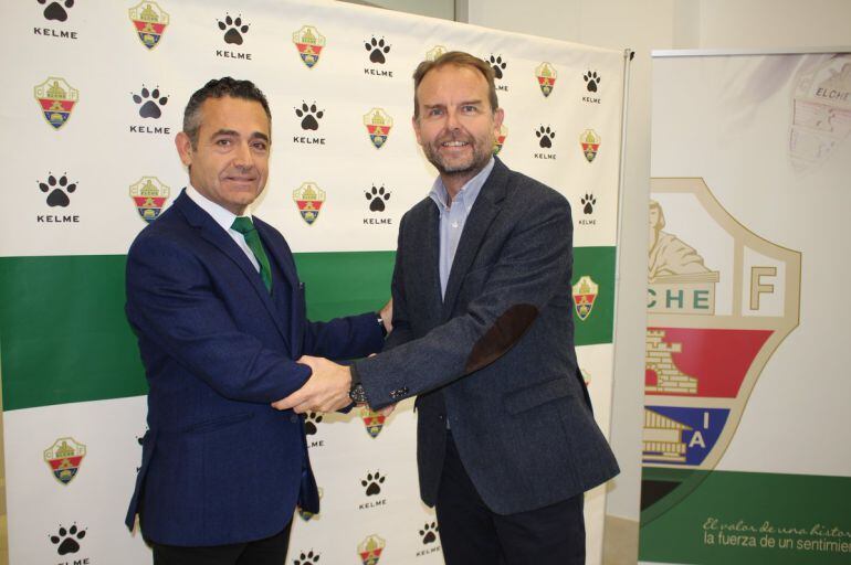 El presidente del Elche C.F. Diego García y su homónimo de la empresa Kelme, Carlos García, tras el acuerdo