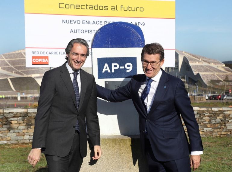 El ministro de Fomento, Íñigo de la Serna (i), y el presidente de la Xunta, Alberto Núñez Feijóo (d), durante el acto de inicio de las obras del nuevo enlace de acceso a Santiago de Compostela y a la Ciudad de la Cultura desde la autopista AP-9.Xoán Rey