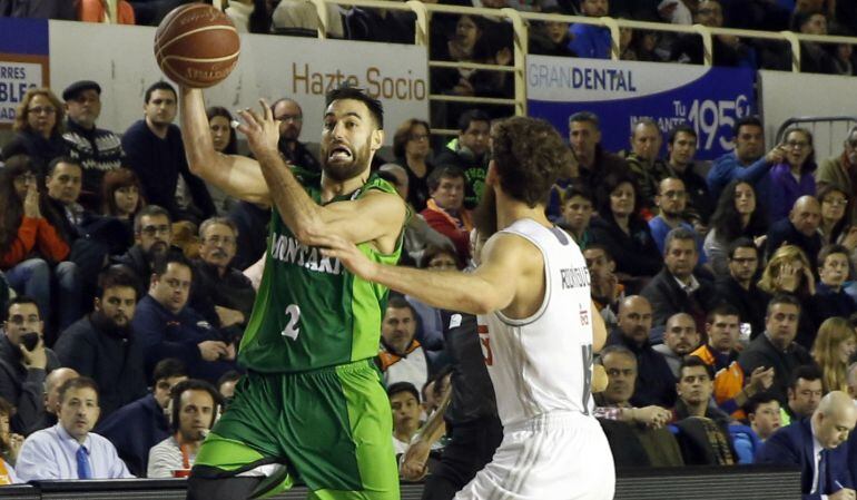 El escolta croata del Montakit Fuenlabrada Marko Popovic (i) juega un balón ante Sergio Rodríguez, del Real Madrid, durante el partido de la Liga ACB de baloncesto disputado en Fuenlabrada.