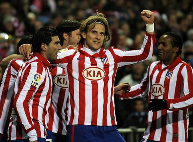 Forlán celebra junto a sus compañeros su gol ante el Barça