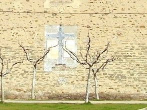 Placa por &#039;los caídos&#039; en la fachada de la colegiata de Villafranca del Bierzo