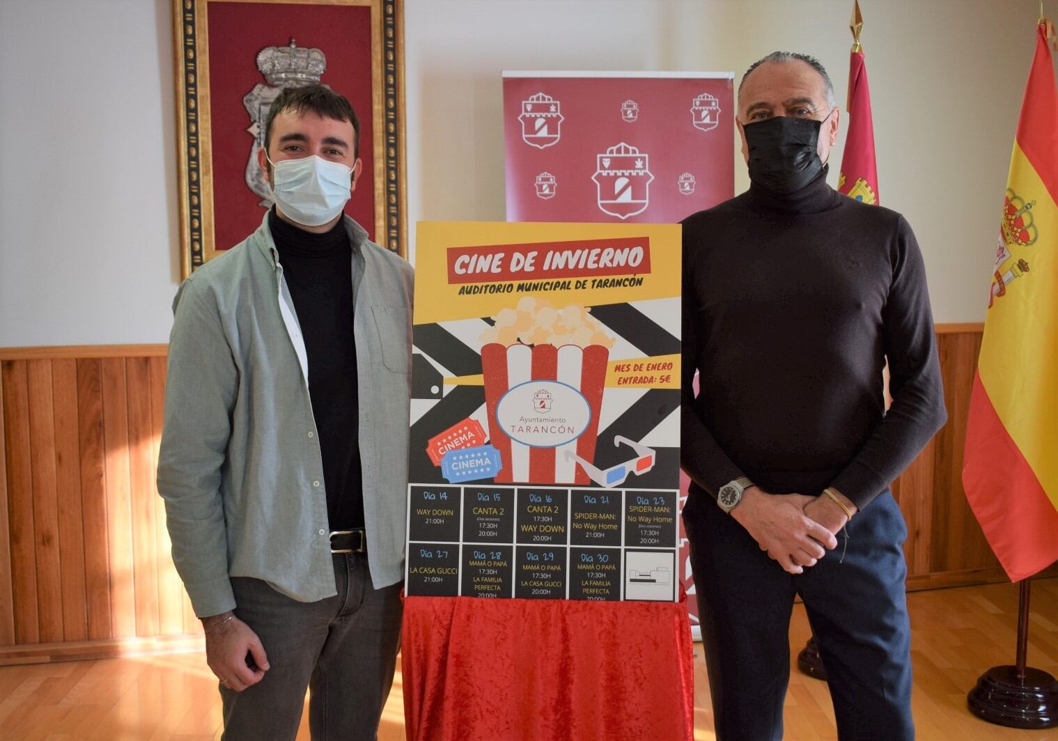 El concejal de Cultura, Raúl Añover, y el alcalde de Tarancón, José Manuel López Carrizo, en la presentación del programa &quot;Cine de Invierno&quot;